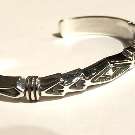 indian jewelry "Jeniffer Curtis(navajo)” Heavy Gauge Stamped Harfroud Bangle