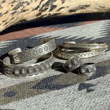 indian jewelry " Edison Sandy Smith(navajo)" emboss stampwork bangle