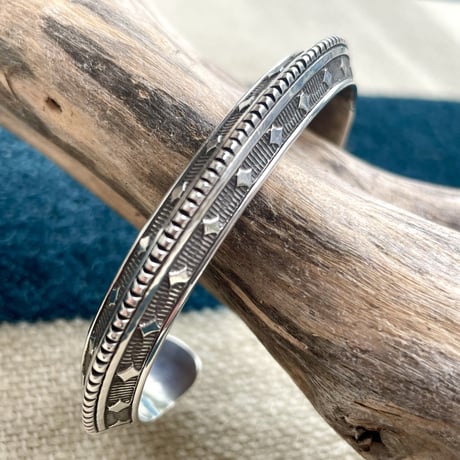 indian jewelry "Randy Secatero (navajo)” stamped triangle bangle