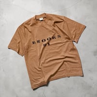 UNDYED 30/PV print-T "BROOKS 81" (unisex)TAN