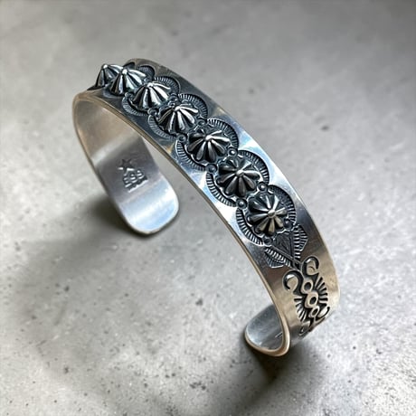 indian jewelry "Edison Sandy Smith"(navajo)emboss & stampwork bangle
