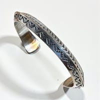 indian jewelry "Sunshine Reeves (navajo)"triangle wire stamp work bangle