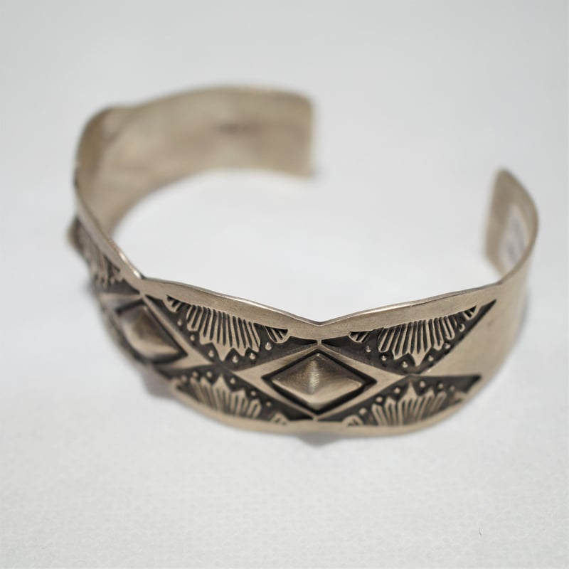 Navajo J.Tahe ジェロルド・ タへ ハーフラウンドバングル NAVAJO/ナバホ族 Tahe スタンプワーク シルバー バングル