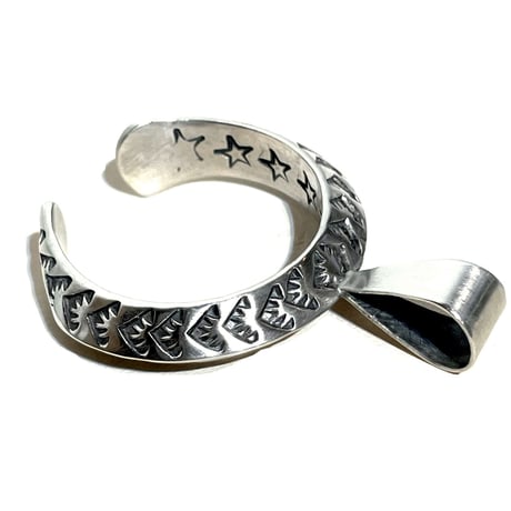 indian jewelry"Sunshine Reeves (navajo)"Naja triangle stamp work top