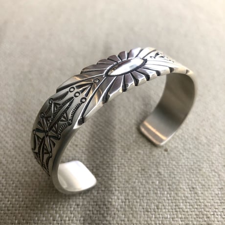 indian jewelry "Herman Smith (navajo)" 10gauge silver sunburst design bnagle