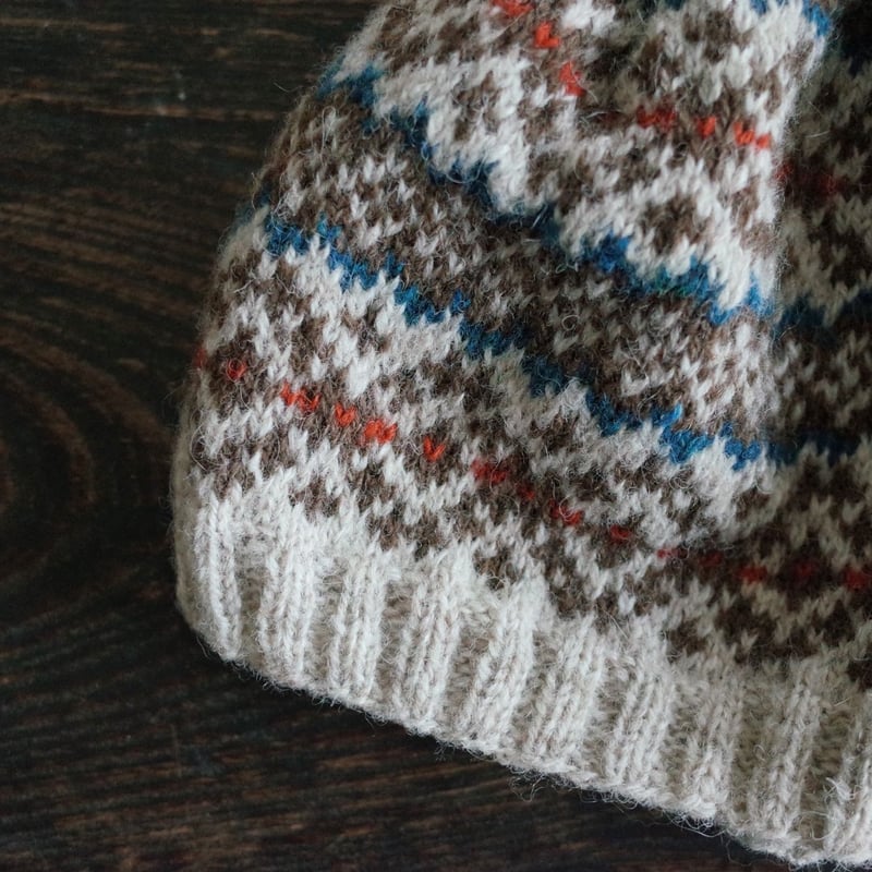 編み込み模様のニット帽 / Leikki Hat / ブルー×レッド | Juhla