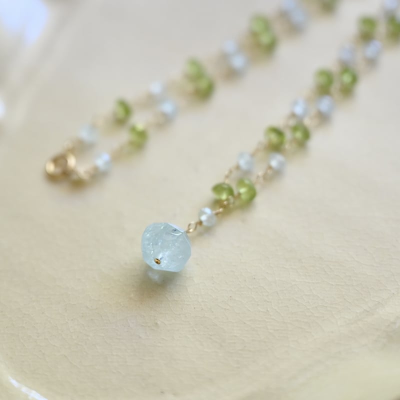 アクアマリンとペリドットの紡ぐネックレス/Yahya | ドライフラワーと