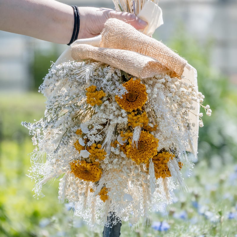ヒマワリとカスミソウのナチュラルなドライフラワースワッグ | ドライ