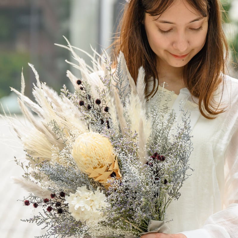 おまかせ】ホワイトシルバーの抱えるドライフラワーブーケ