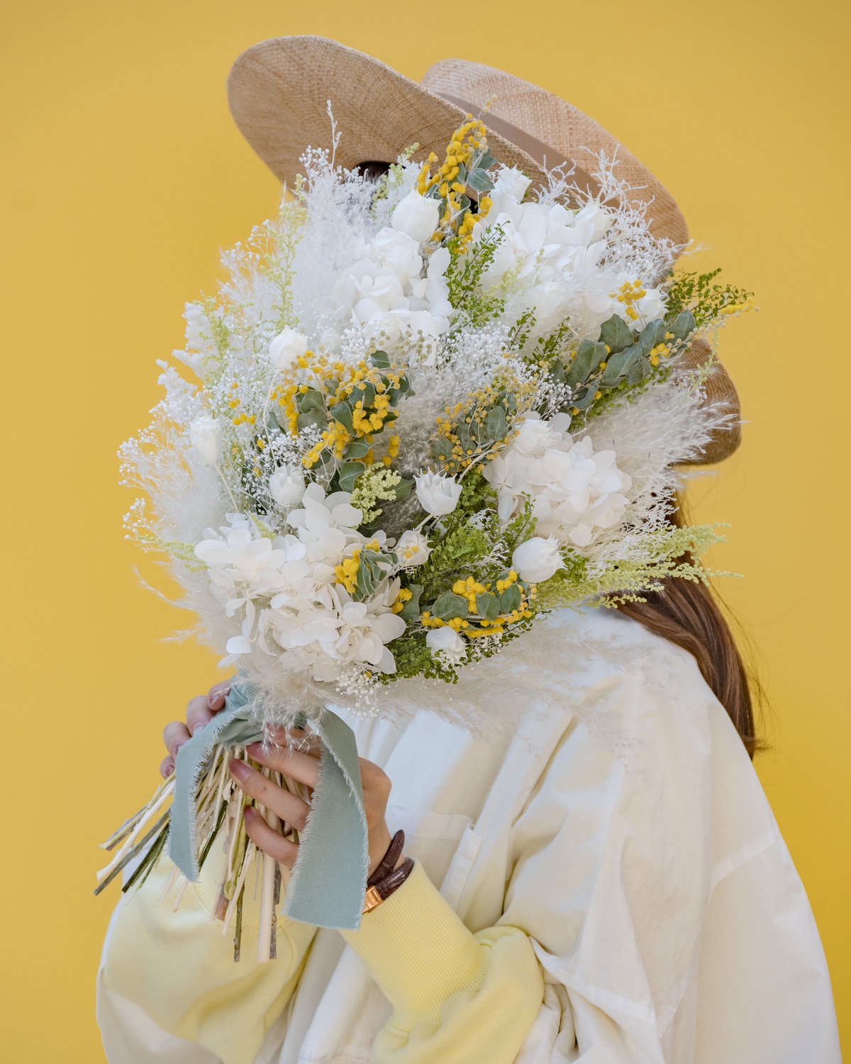 ミモザのホワイトグリーンなドライフラワーブーケ | ドライフラワーと