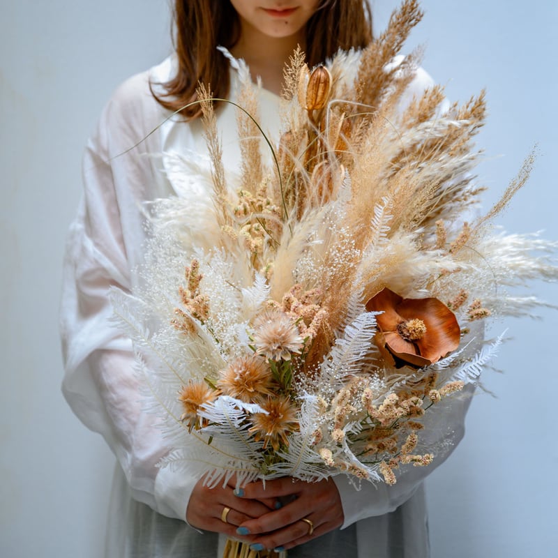 煌めくゴールドホワイトブーケ　ウエディングブーケ　前撮り　ドライフラワースワッグ 煌めくゴールドホワイトブーケ ウエディングブーケ 前撮り