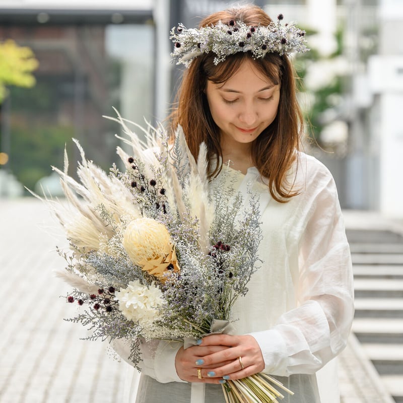 おまかせ】ホワイトシルバーの抱えるドライフラワーブーケ