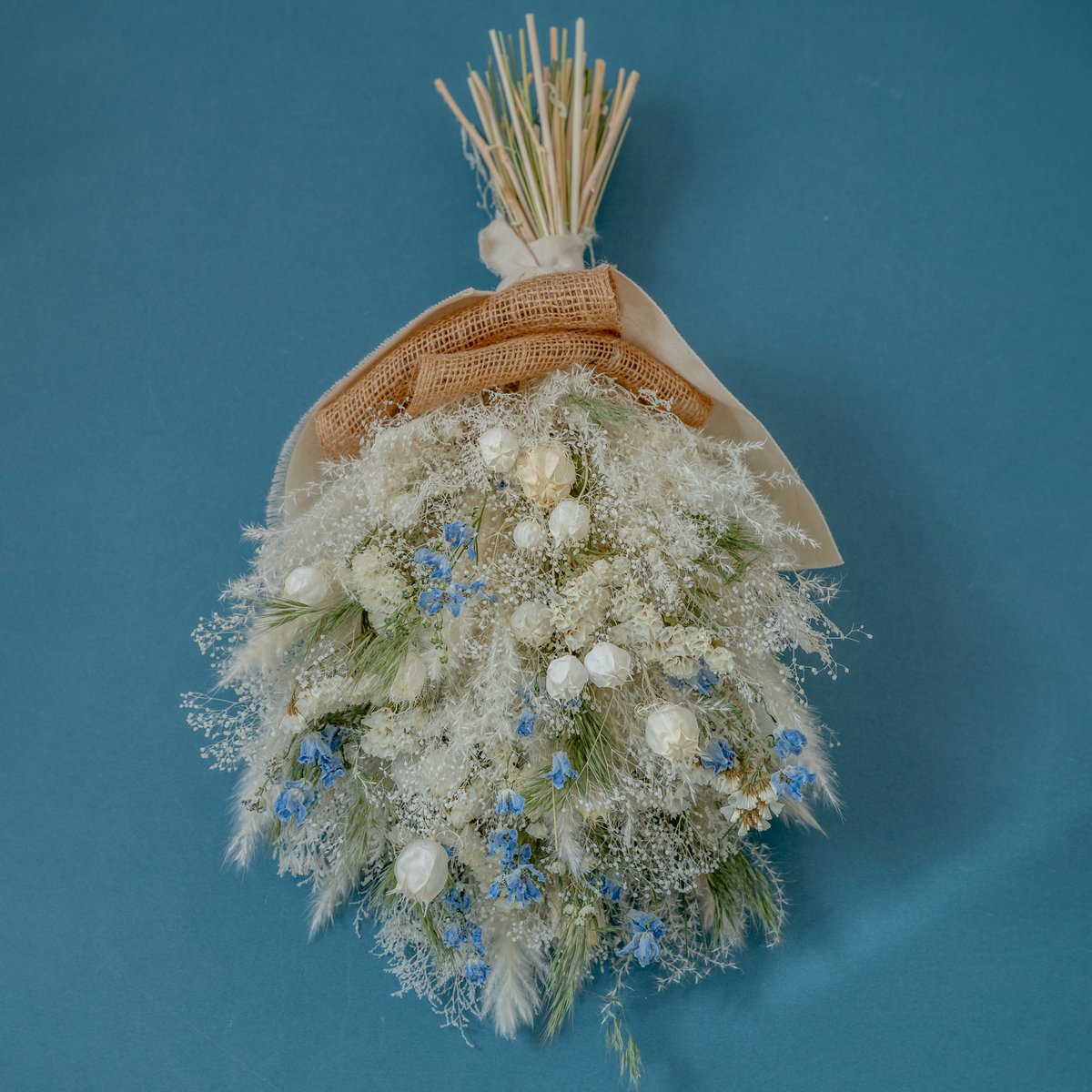 青いデルフィニウムと、ホワイトグリーンなドライフラワー
