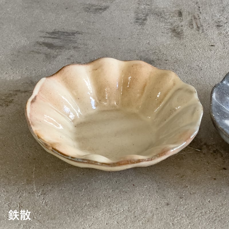 輪花深皿 豆【古谷製陶所】 | ドライフラワーと、うつわと暮らし 輪花深皿 豆【古谷製陶所】 | ドライフラワーと、うつわと暮らし