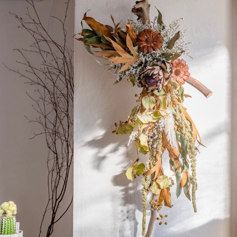 プロテア入りドライフラワー流木オブジェ 【パンパスグラス入り