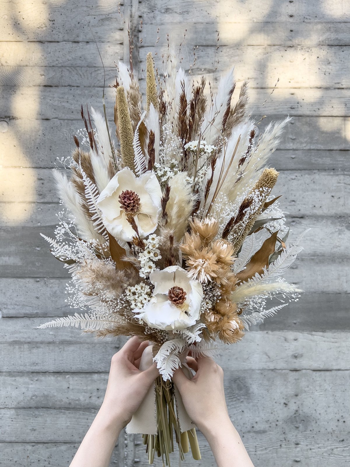 ドライフラワーパンパスグラスの白とゴールドブーケウェディングに fit=scale-down,w=1200
