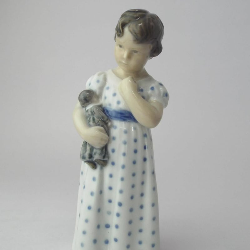 ロイヤルコペンハーゲン 人形を抱えて立つ少女 | グレースワールド