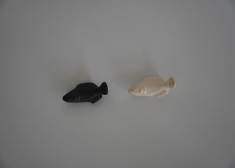 箸置き 魚　白・黒