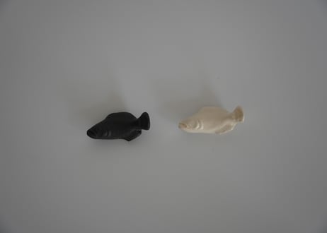 箸置き 魚　白・黒