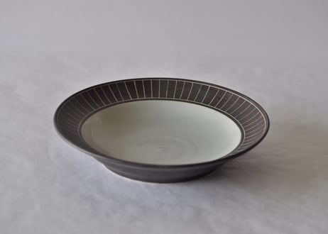 黒刷毛8寸皿（縁部線彫）