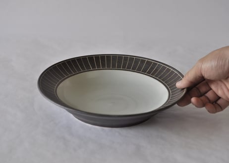 黒刷毛8寸皿（縁部線彫）