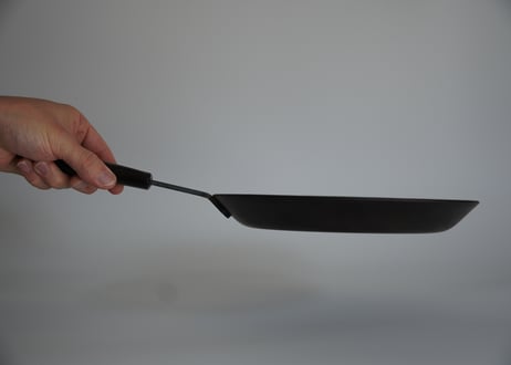 Φ24cm鉄フライパン_桜黒漆仕上げ