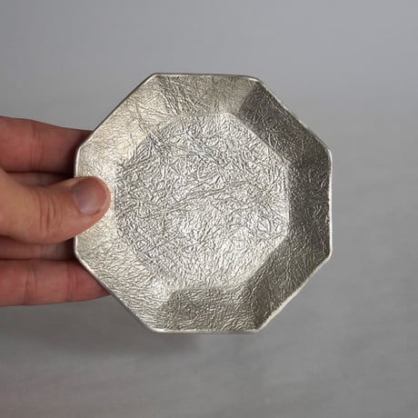 純錫八角皿　表面揉み和紙痕残し
