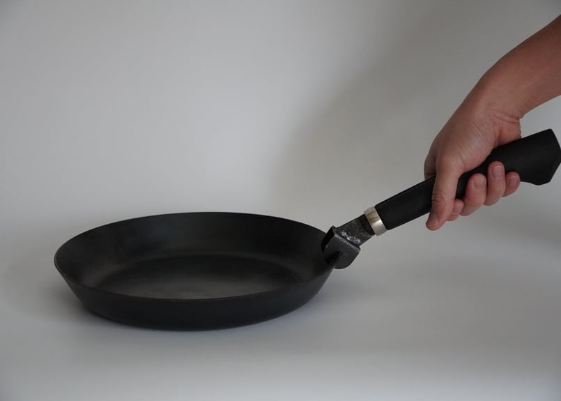 鉄製フライパン（取手：樫・表面焦がし＋塗装）＊取手着脱タイプ