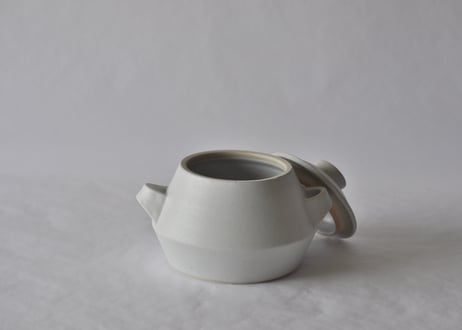雪白磁蓋物（A）