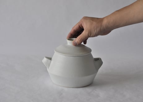 雪白磁蓋物（A）