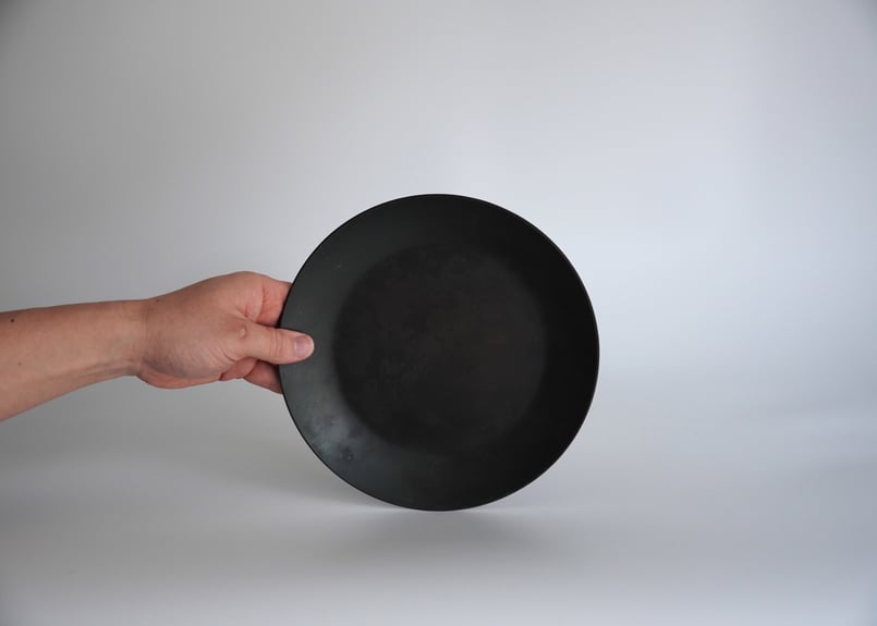 魚と波の彫刻 金属製皿 直径約30cm 楽天市場】飯高幸作 オーバル皿 刷毛黒 / kousha ceramic works