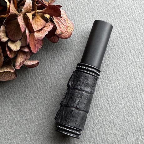 【クリックポスト対応】　ワニ革巻き　５MLメタルアトマイザー　ブラックカイマン 　MBK5ML 17　日本製【人気　メンズ　香水　フレグランス　アロマ　お返し　ギフト　再入荷】