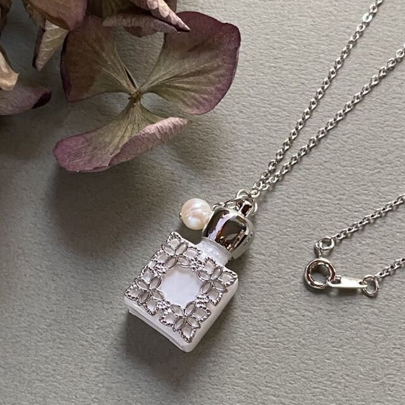 V6 Timeless Bijou ネックレスとオードパルファム香水のセット V6 Timeless Bijou ネックレスとオードパルファム香水のセット V6