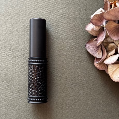 【クリックポスト対応】　リザード革巻き　4ML メタルアトマイザー　マットブラック　20　日本製【メンズ　香水　フレグランス　アロマ　人気　再入荷　復活】