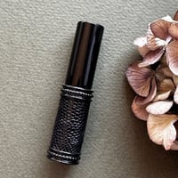 【ポスト便】　リザード革巻き　4ML メタルアトマイザー　ピアノブラック　21　日本製【メンズ　香水　フレグランス　アロマ　人気　再入荷　復活】