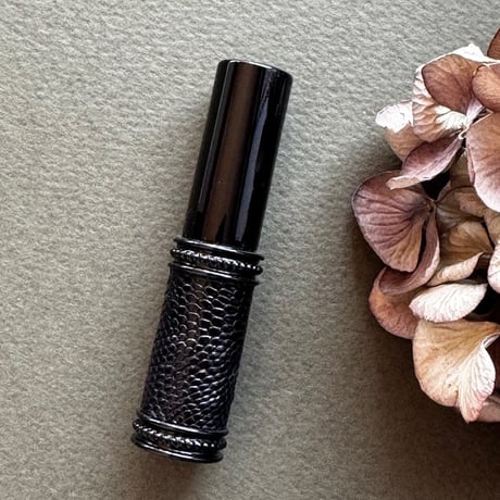 【クリックポスト対応】　リザード革巻き　4ML メタルアトマイザー　ピアノブラック　21　日本製【メンズ　香水　フレグランス　アロマ　人気　再入荷　復活】
