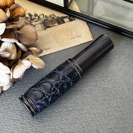 【クリックポスト対応】　クロコダイル革巻き　5ML メタルアトマイザー　ネイビー　NV-NV09　日本製【メンズ　香水　フレグランス　人気　アロマ　ギフト　ワニ革　お返し　再入荷】