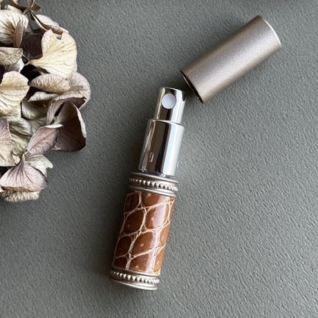 【クリックポスト対応】　クロコダイル革巻き　4ML メタルアトマイザー　グレージュ　SGY01　日本製【新色　香水　フレグランス　アロマブレンド　お返し　ギフト】