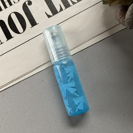 【クリックポスト対応】　４ml リボン柄 ロールオンボトル　ネオンブルー　日本製　クリックポスト発送
