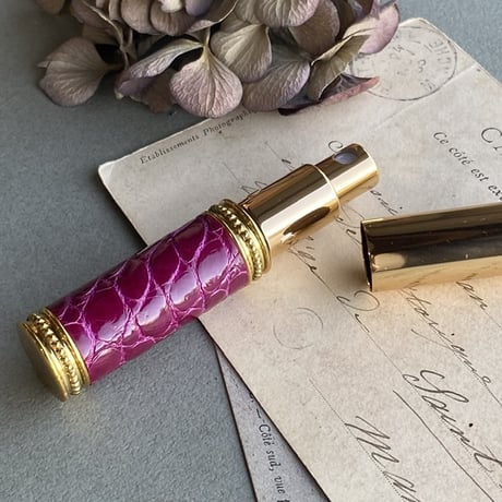 【クリックポスト対応】　クロコダイル革巻き　5ML メタルアトマイザー　ピカゴールド　PGD-CHEPK03　日本製【ピンク　香水　フレグランス　人気　アロマ　お返し　ギフト】