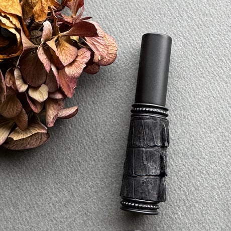 【クリックポスト対応】　ワニ革巻き　５MLメタルアトマイザー　ブラックカイマン 　MBK5ML 17　日本製【人気　メンズ　香水　フレグランス　アロマ　お返し　ギフト　再入荷】