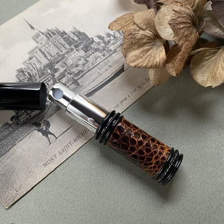 【クリックポスト対応】　ワニ革巻き メタルアトマイザー ピアノブラック　カイマン BKBR05　日本製【香水　フレグランス　香り　ギフト　プレゼント　メンズ】