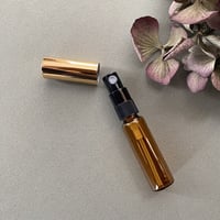 ＜10個以上45%OFF＞５ml  遮光瓶アトマイザー　ゴールドアルミキャップ／黒スプレーポンプ　日本製 【小ロット　金冠　香水　フレグランス　アロマ　調香　ワークショップ】