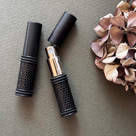 【クリックポスト対応】　リザード革巻き　4ML メタルアトマイザー　マットブラック　20　日本製【メンズ　香水　フレグランス　アロマ　人気　再入荷　復活】