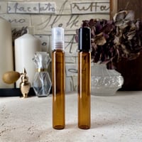 ＜100個 アソート可＞　１０ml 遮光瓶 ロールオンボトル　プラスチックキャップ　日本製【遮光　メンズ　香水　フレグランス　アロマ　消毒　肩こり　安眠】