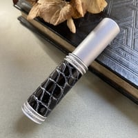 【ポスト便】　クロコダイル革巻き　5ML メタルアトマイザー　MSVBKSV01　日本製【メンズ　グレー　香水　フレグランス　人気　父の日　お返し　ギフト　送料無料】