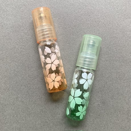 【クリックポスト対応】　４ml さくら柄 ロールオンボトル　日本製 【香水　アロマ　フレグランス　香り　卒業　桜　ギフト】