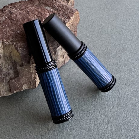 【ポスト便】　革巻きメタルアトマイザー 5ML　マットブラック　牛革/青　日本製【ブルー　メンズ　香水　フレグランス　お返し　ギフト　レザー　エピ】