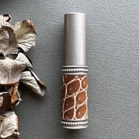 【クリックポスト対応】　クロコダイル革巻き　4ML メタルアトマイザー　グレージュ　SGY01　日本製【新色　香水　フレグランス　アロマブレンド　お返し　ギフト】
