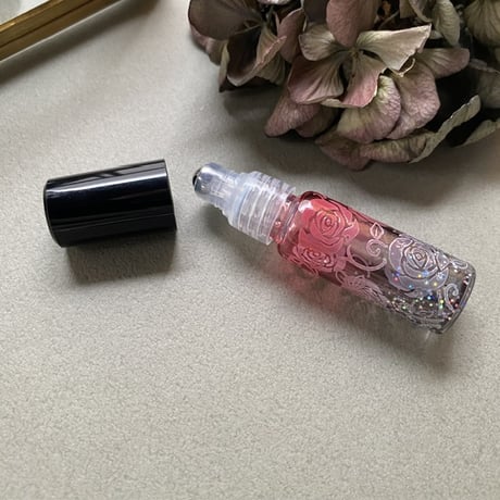 【クリックポスト対応】　４ml ラメバラ ロールオンボトル　レッド　日本製 【香水　アロマ　フレグランス　香り　薔薇　ギフト】